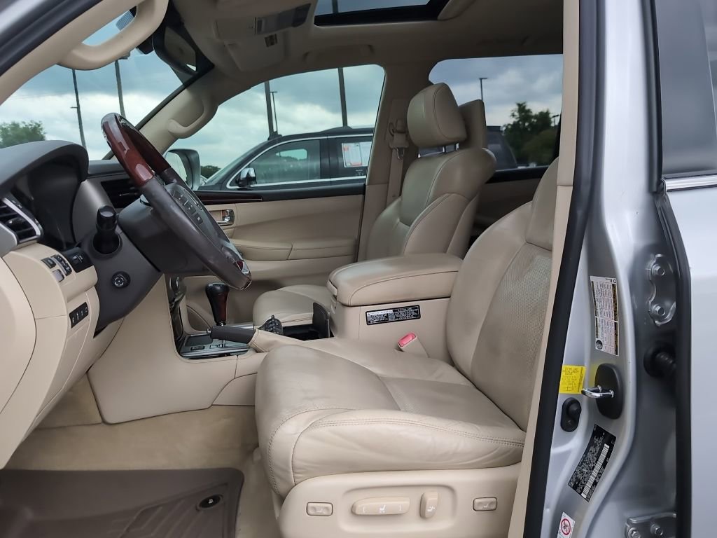 Used 2013 Lexus LX 570 4WD w/ Luxury Pkg image 10