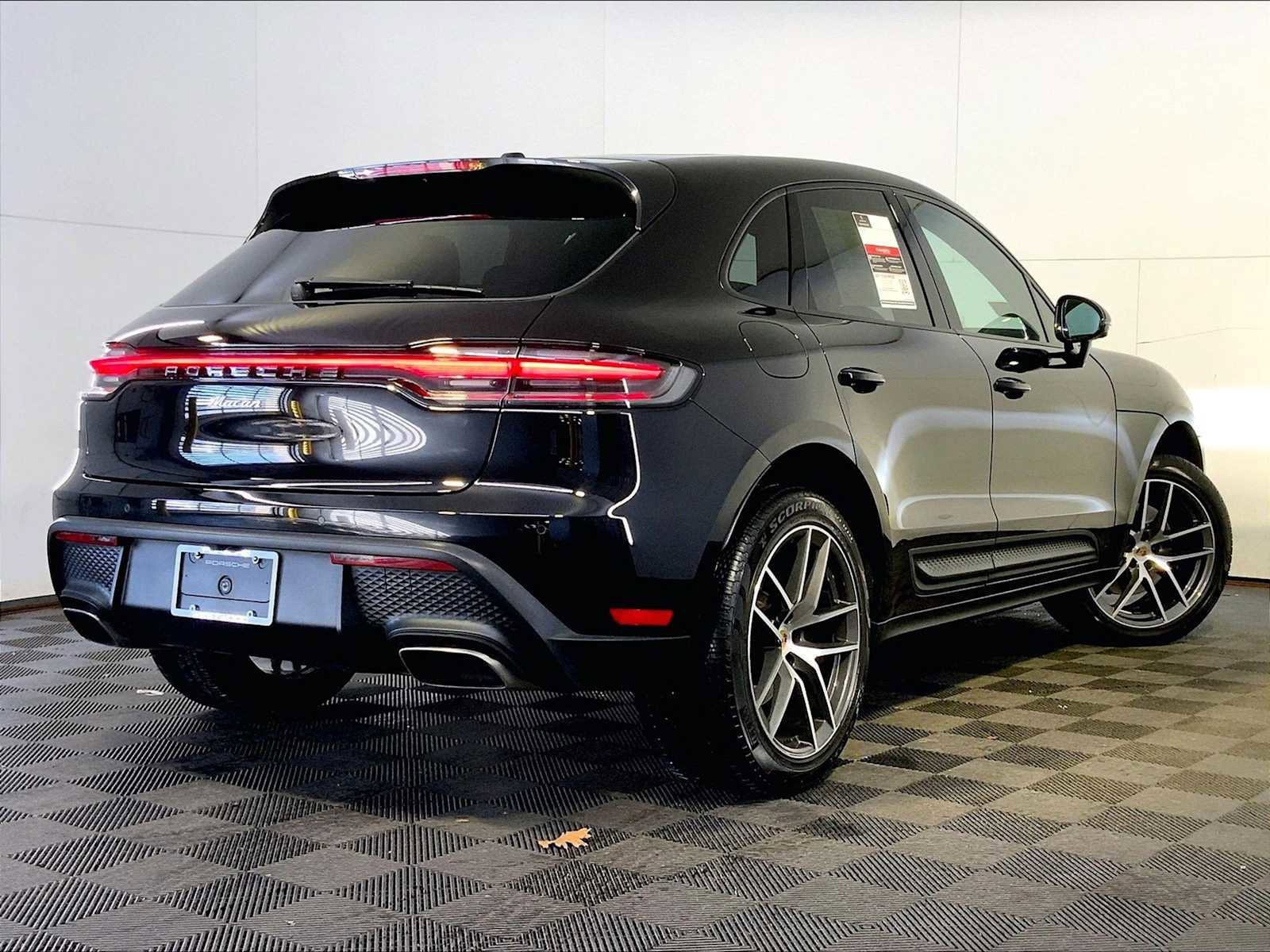 Certified 2025 Porsche Macan image 7