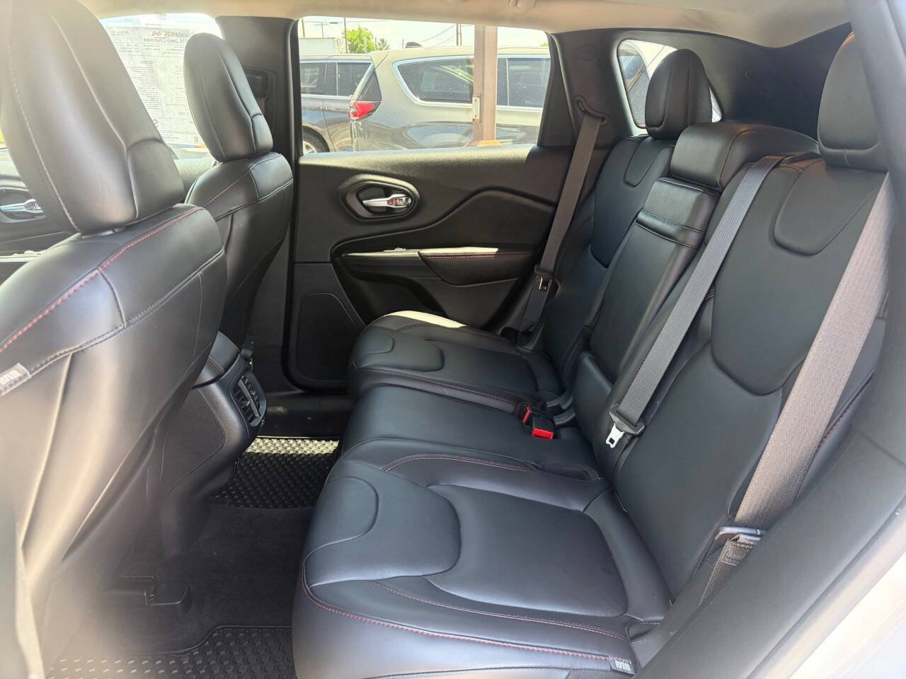 Used 2016 Jeep Cherokee Trailhawk w/ Comfort/Convenience Group AWD/4WD image 12