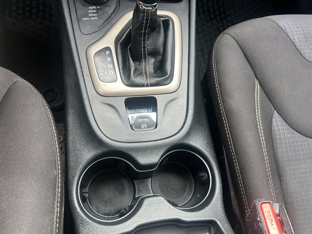 Used 2015 Jeep Cherokee Latitude w/ Cold Weather Group image 28