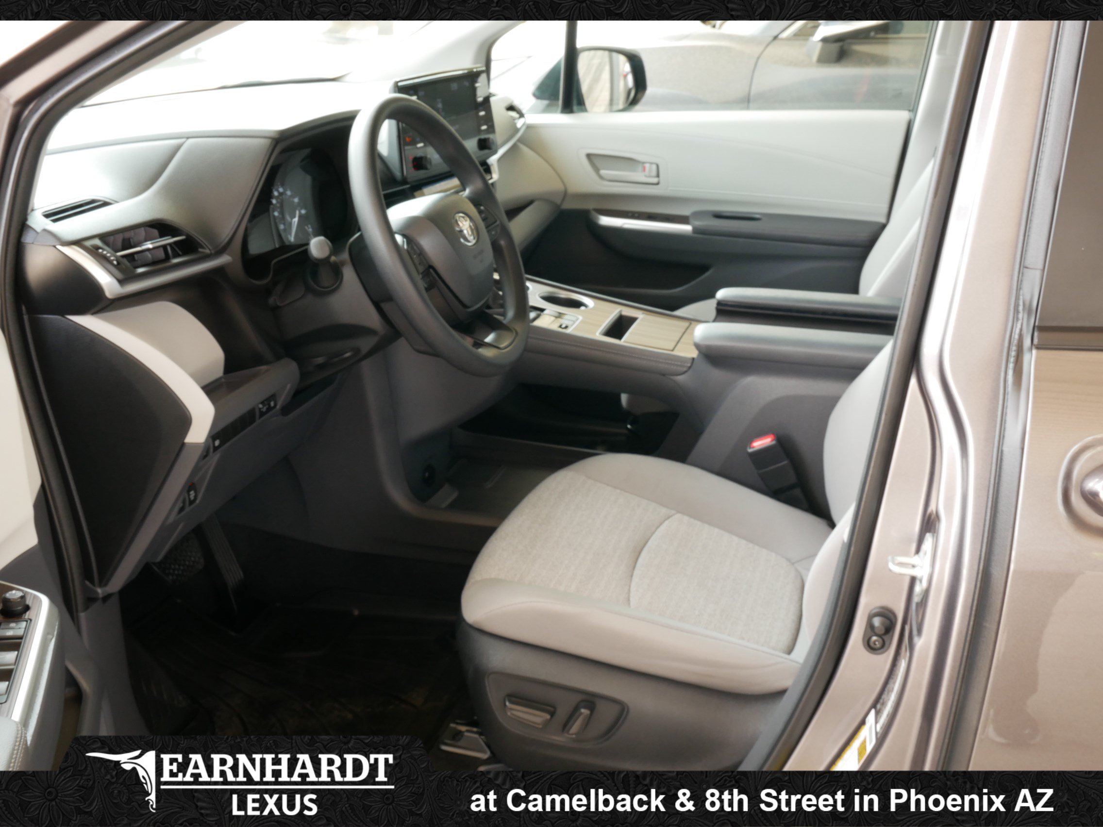 Used 2023 Toyota Sienna LE FWD image 4