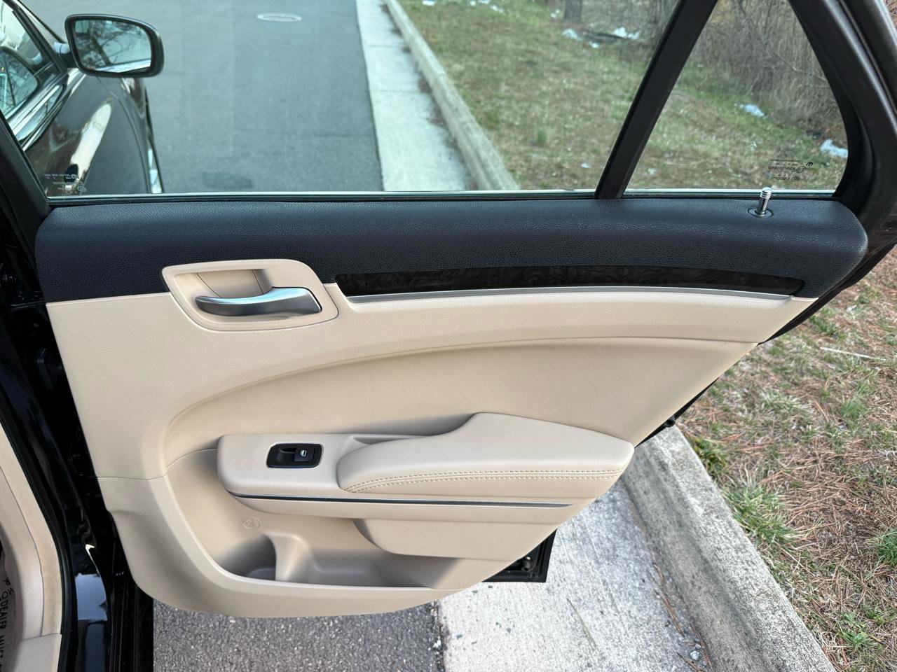 Used 2014 Chrysler 300 image 24