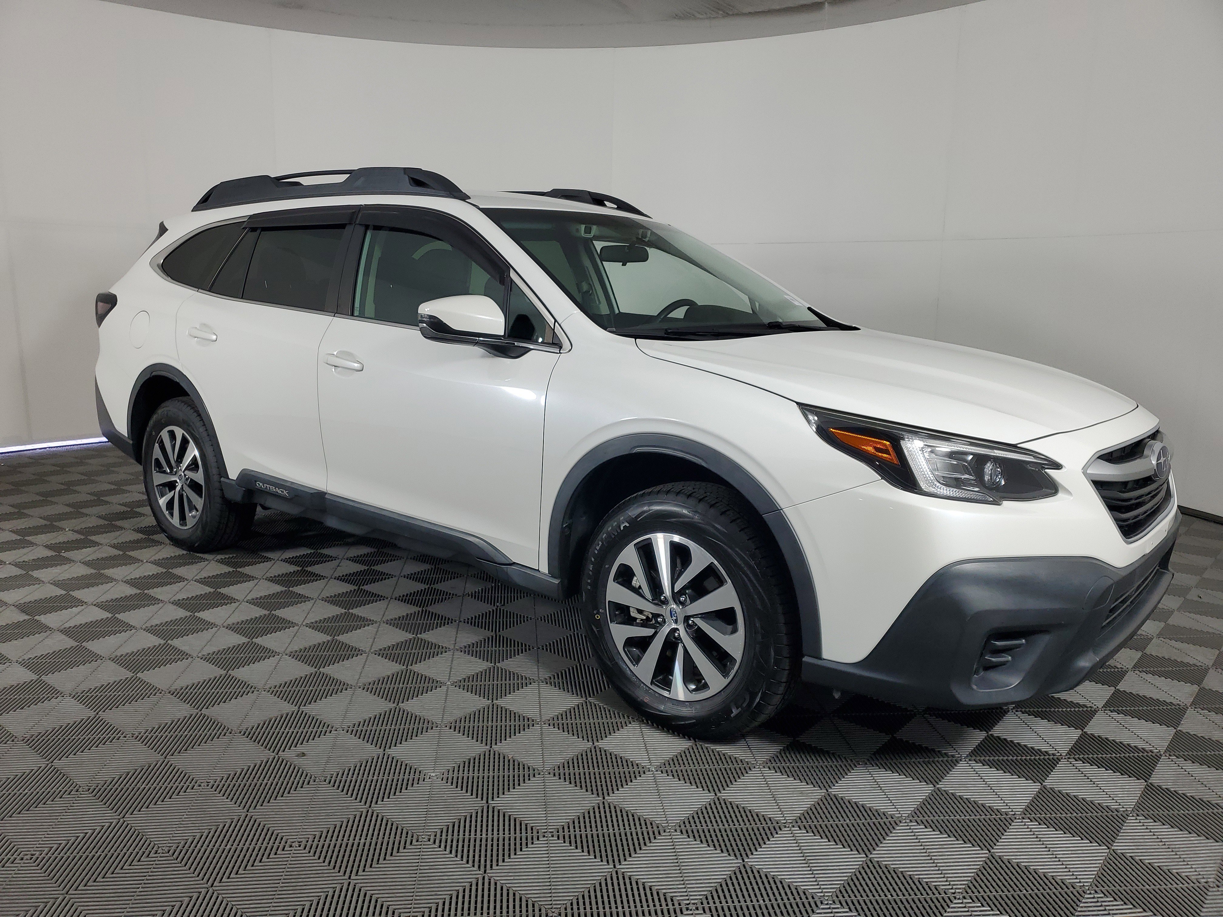 Used 2022 Subaru Outback Premium image 2