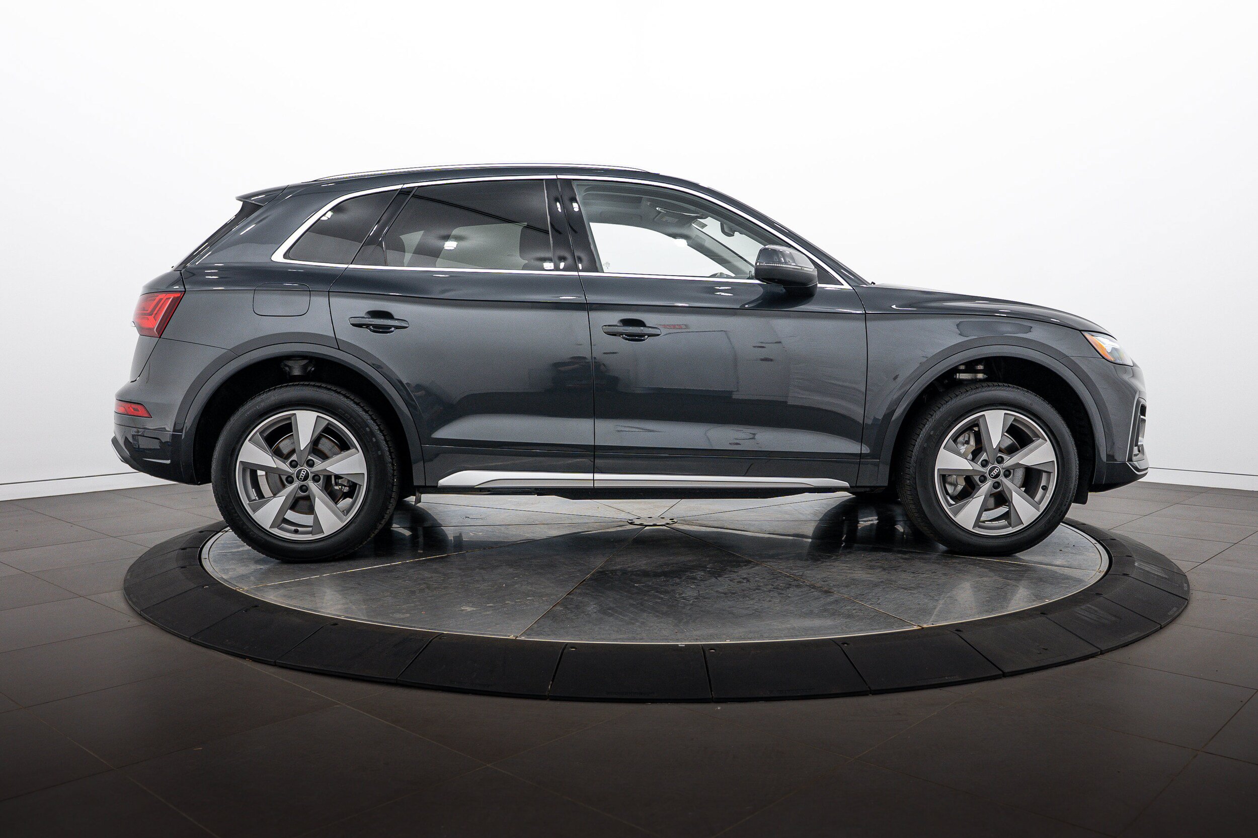 Used 2023 Audi Q5 2.0T Premium Plus w/ Premium Plus Package AWD/4WD image 3