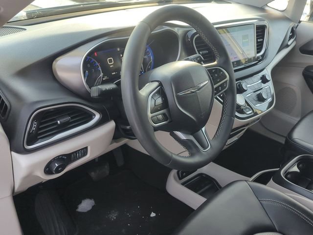Used 2024 Chrysler Pacifica Touring-L FWD image 12