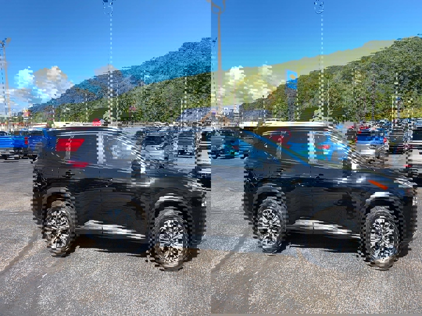 Used 2022 Nissan Rogue SV w/ SV Premium Package image 3