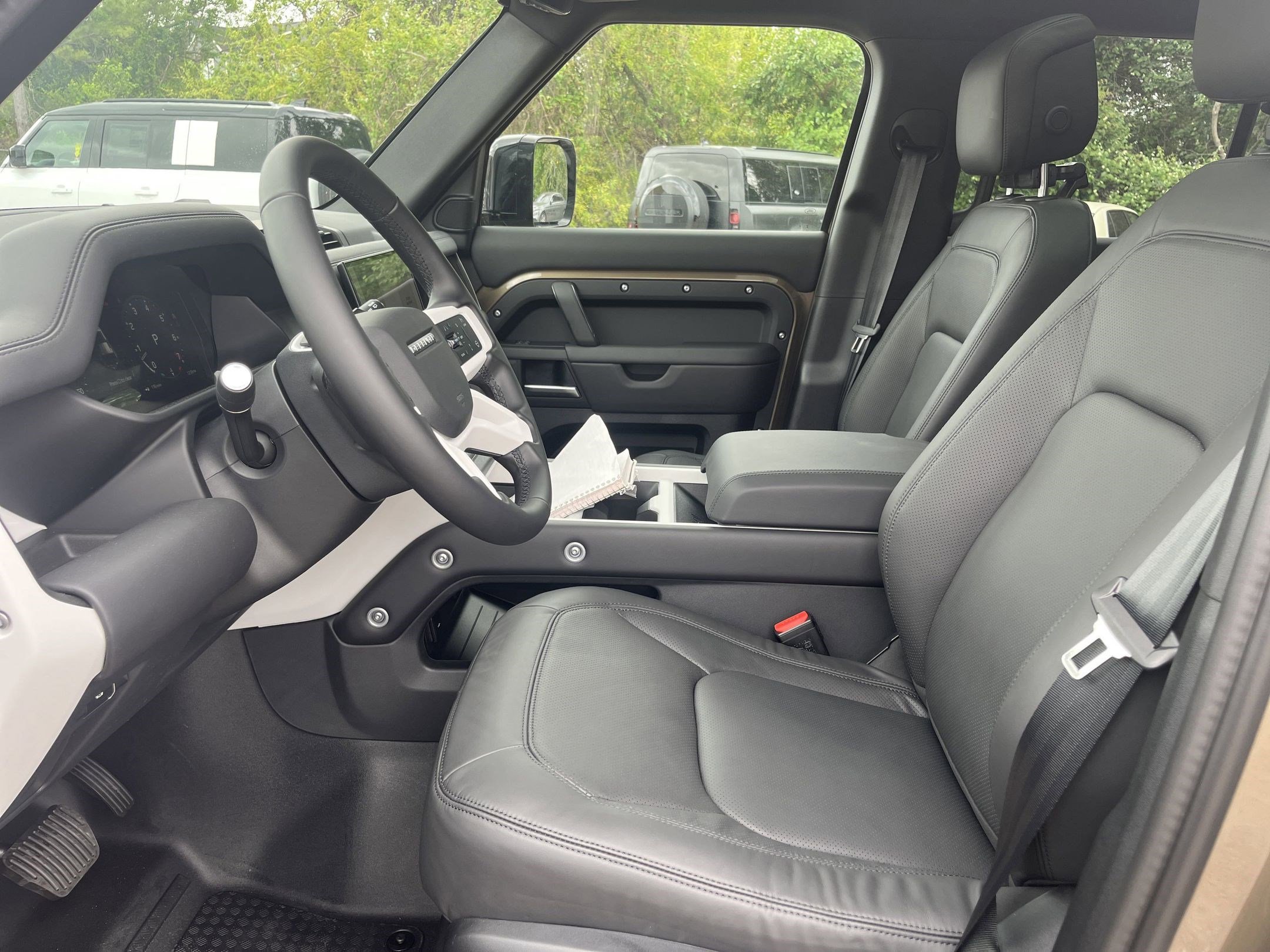 Used 2025 Land Rover Defender 110 X-Dynamic SE image 4