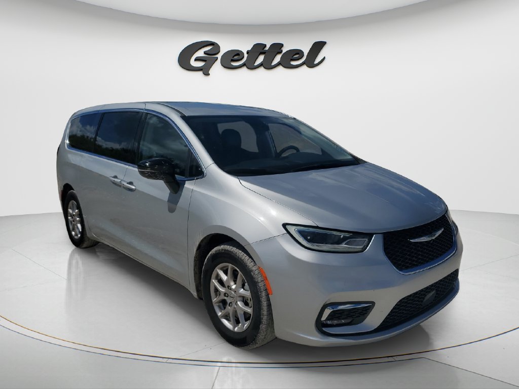 Used 2024 Chrysler Pacifica Touring-L FWD image 3