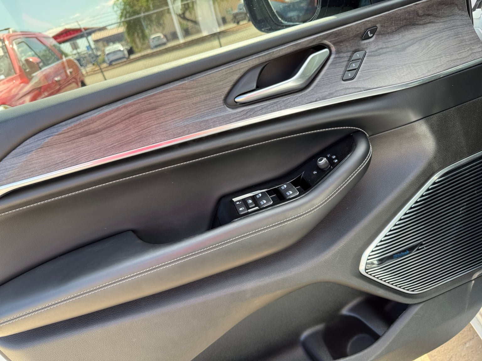 Used 2022 Jeep Grand Cherokee L Overland w/ Luxury Tech Group IV AWD/4WD image 11