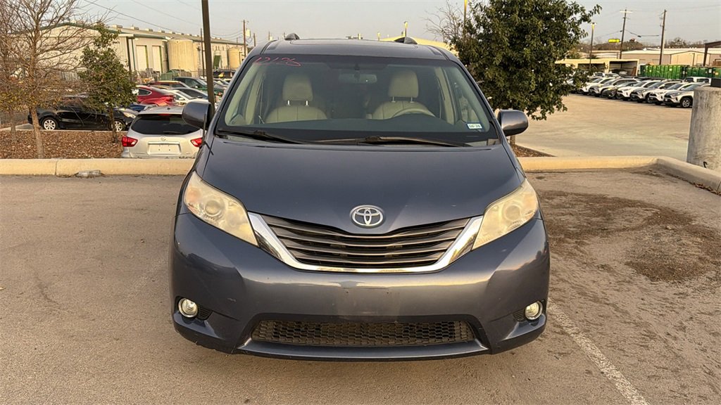 Used 2014 Toyota Sienna XLE video 2