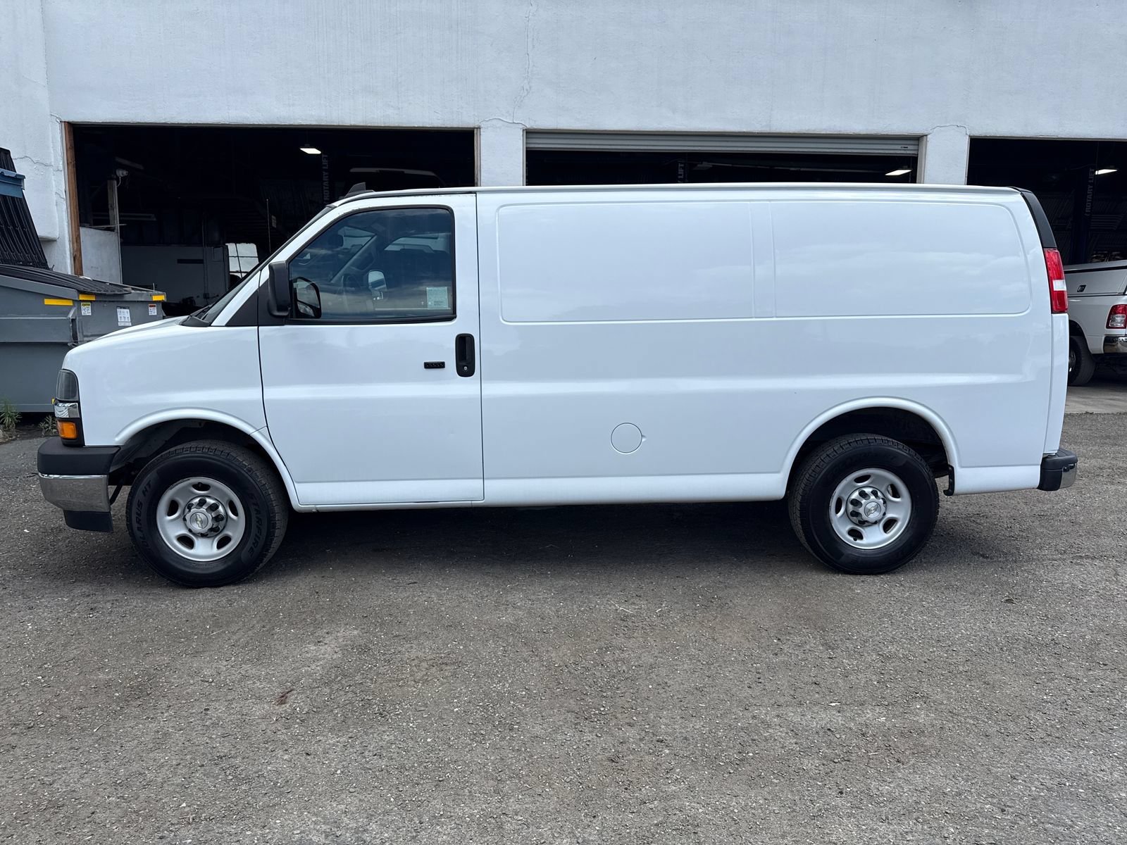 Used 2022 Chevrolet Express 2500 w/ Driver Convenience Package RWD video 2