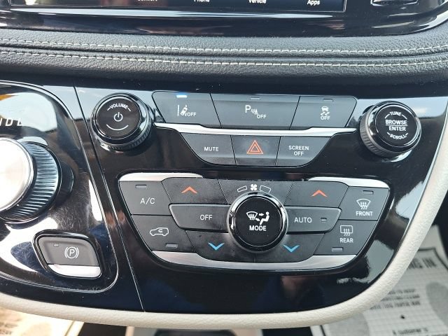 Used 2023 Chrysler Pacifica Touring-L FWD image 22