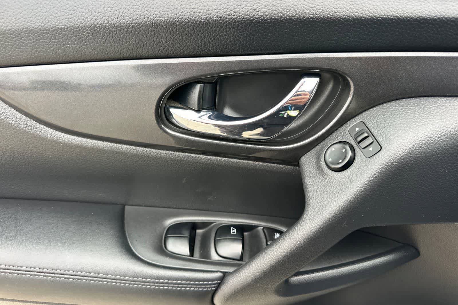 Used 2017 Nissan Rogue S FWD image 13