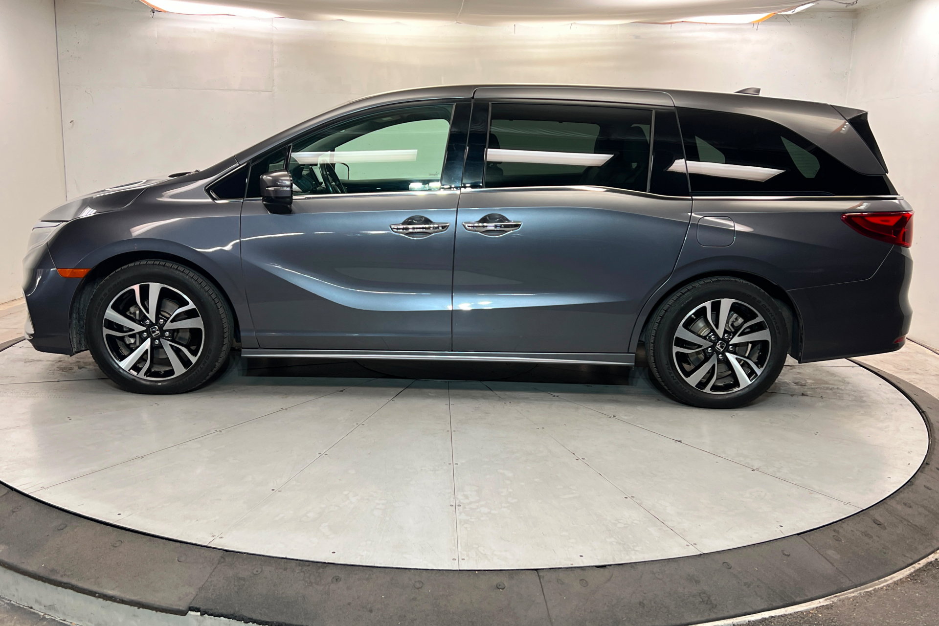 Used 2018 Honda Odyssey Elite image 2
