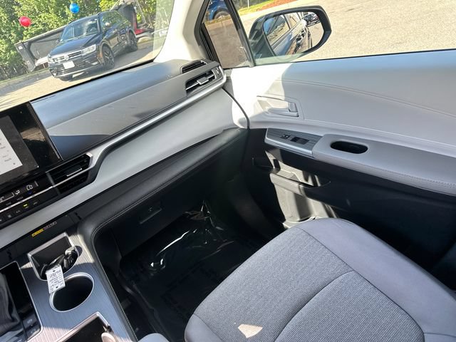 Used 2026 Toyota Sienna LE FWD image 21