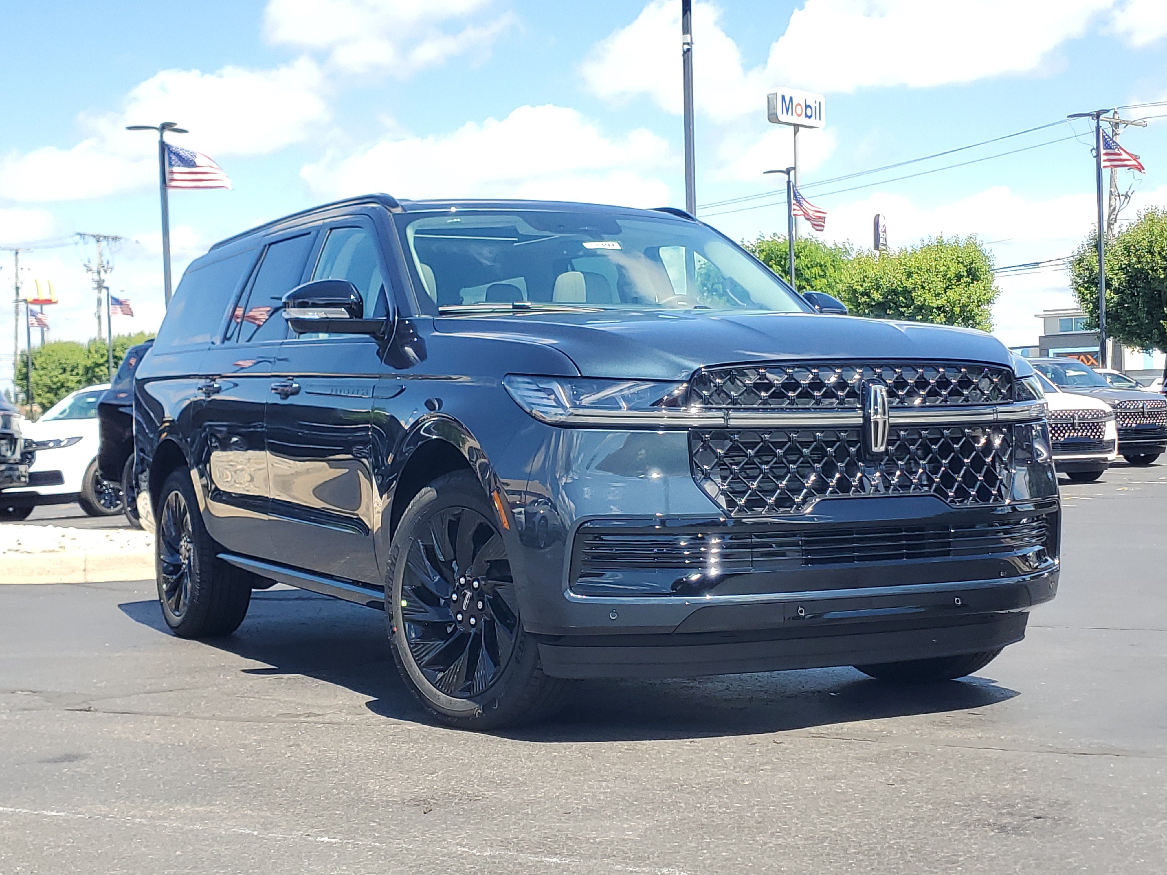 New 2026 Lincoln Navigator L Reserve w/ Jet Appearance Package AWD/4WD image 1
