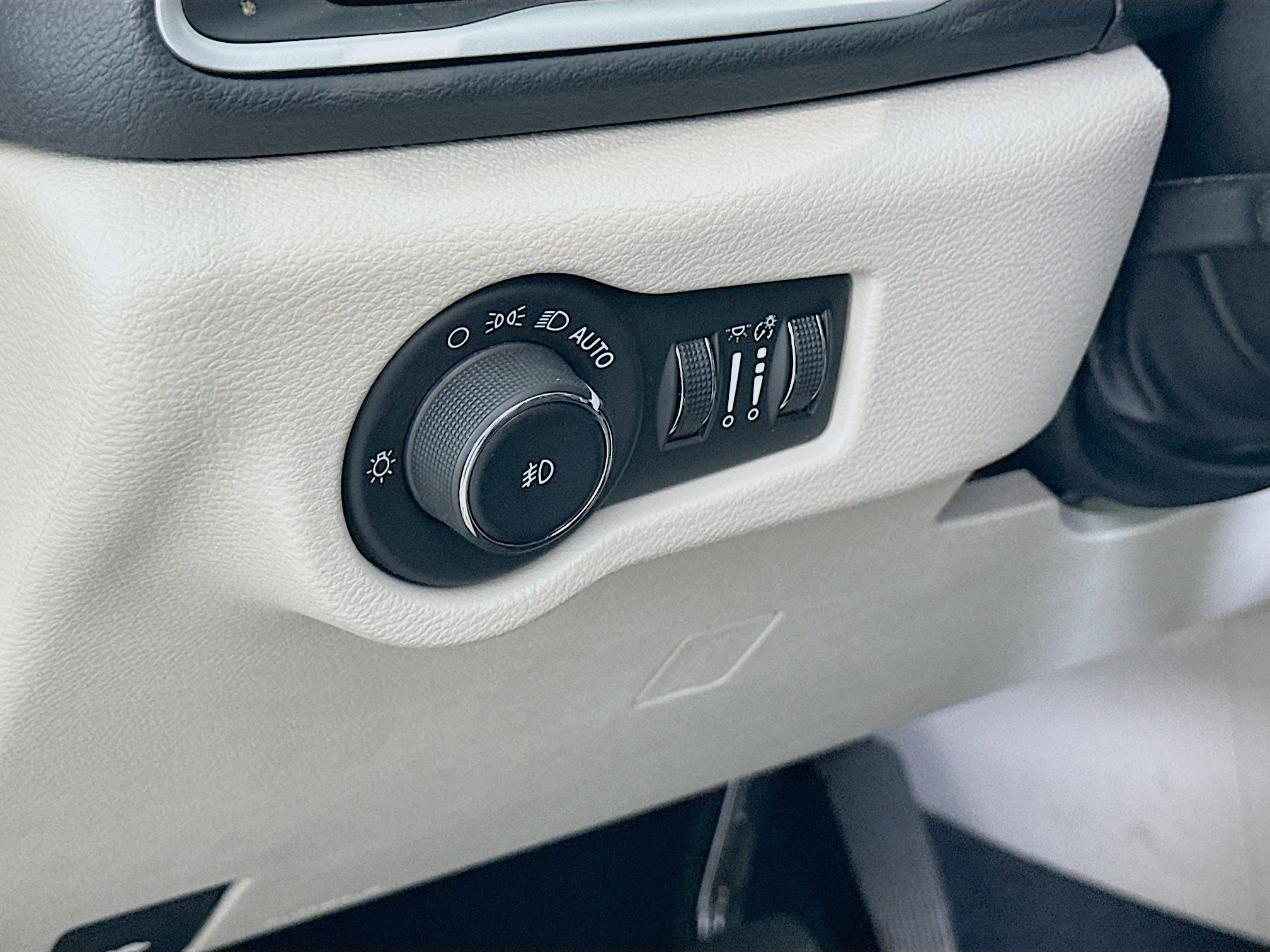 Used 2024 Chrysler Pacifica Touring-L FWD image 17