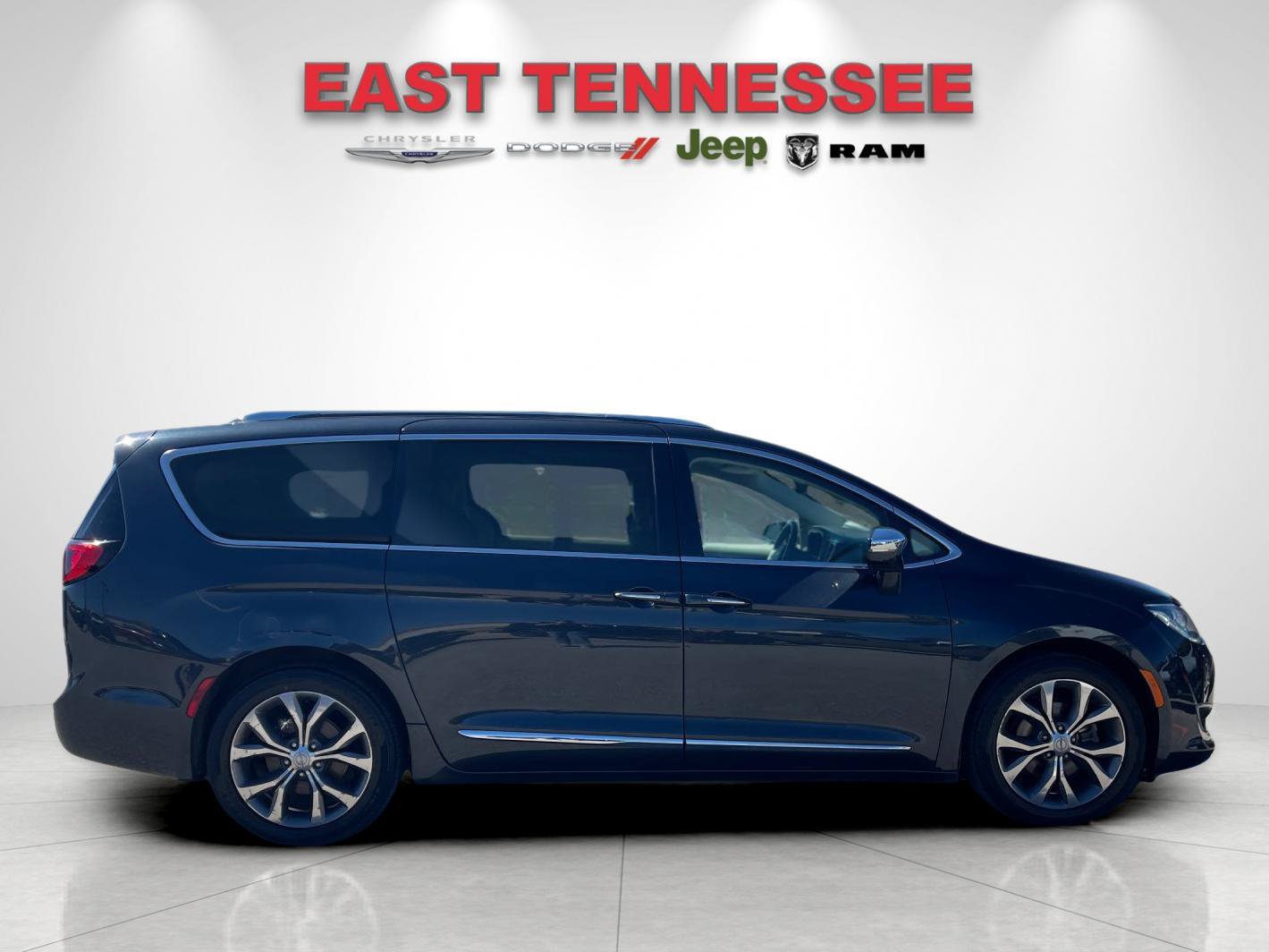 Used 2020 Chrysler Pacifica Limited FWD image 2