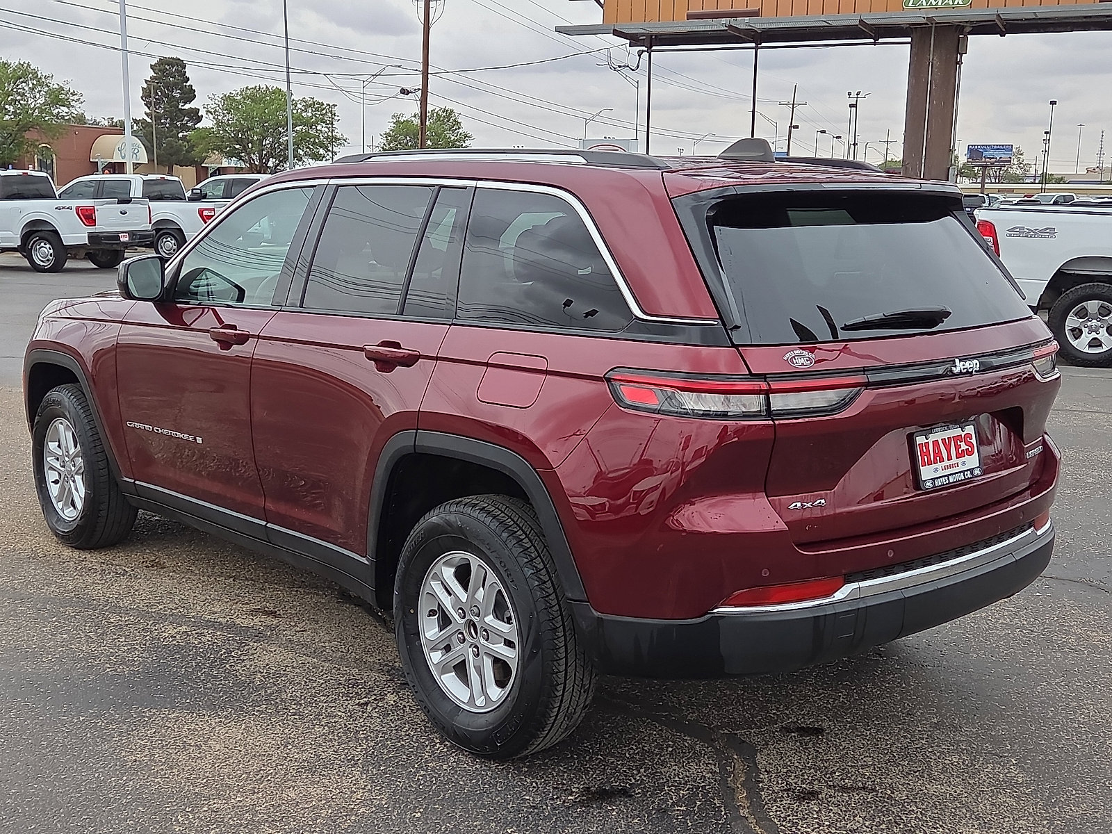 Used 2024 Jeep Grand Cherokee Laredo AWD/4WD image 3