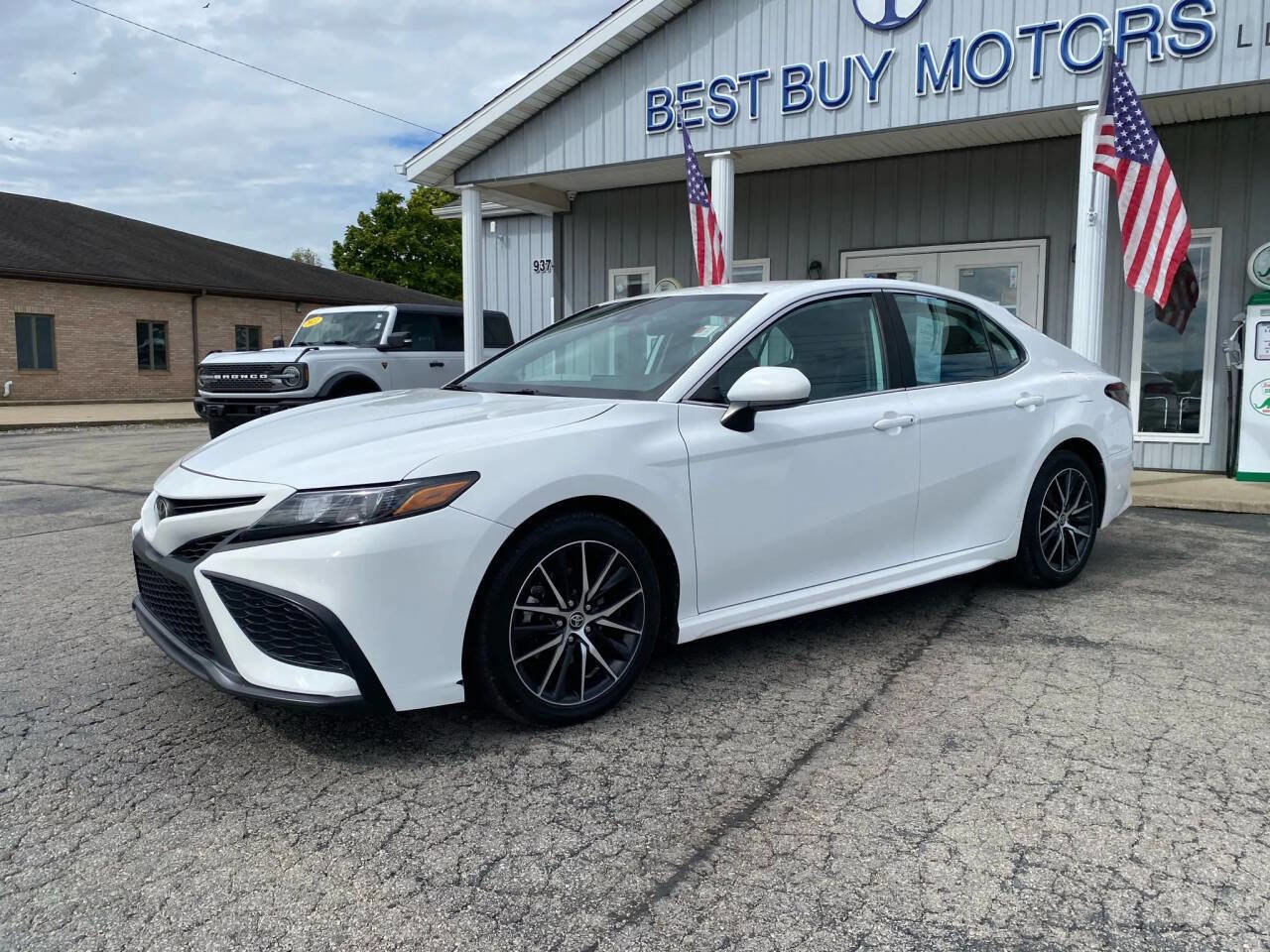 Used 2021 Toyota Camry SE image 2