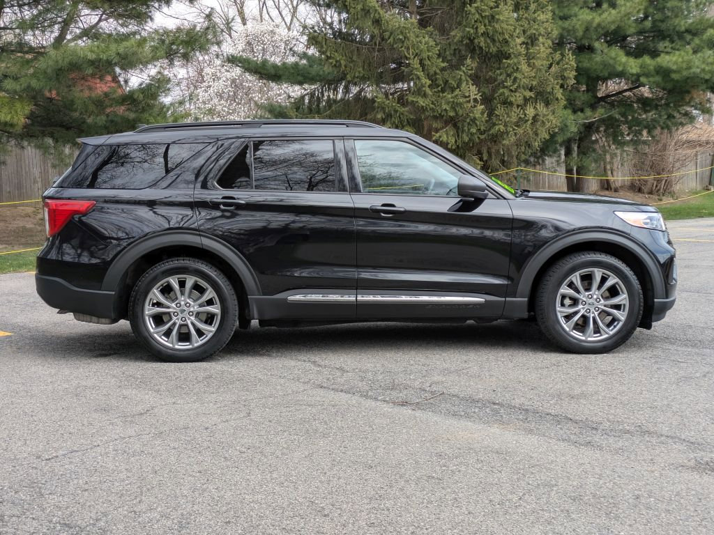 Used 2021 Ford Explorer XLT w/ Equipment Group 202A AWD/4WD image 8