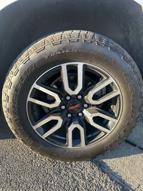 Used 2022 GMC Yukon XL AT4 image 4