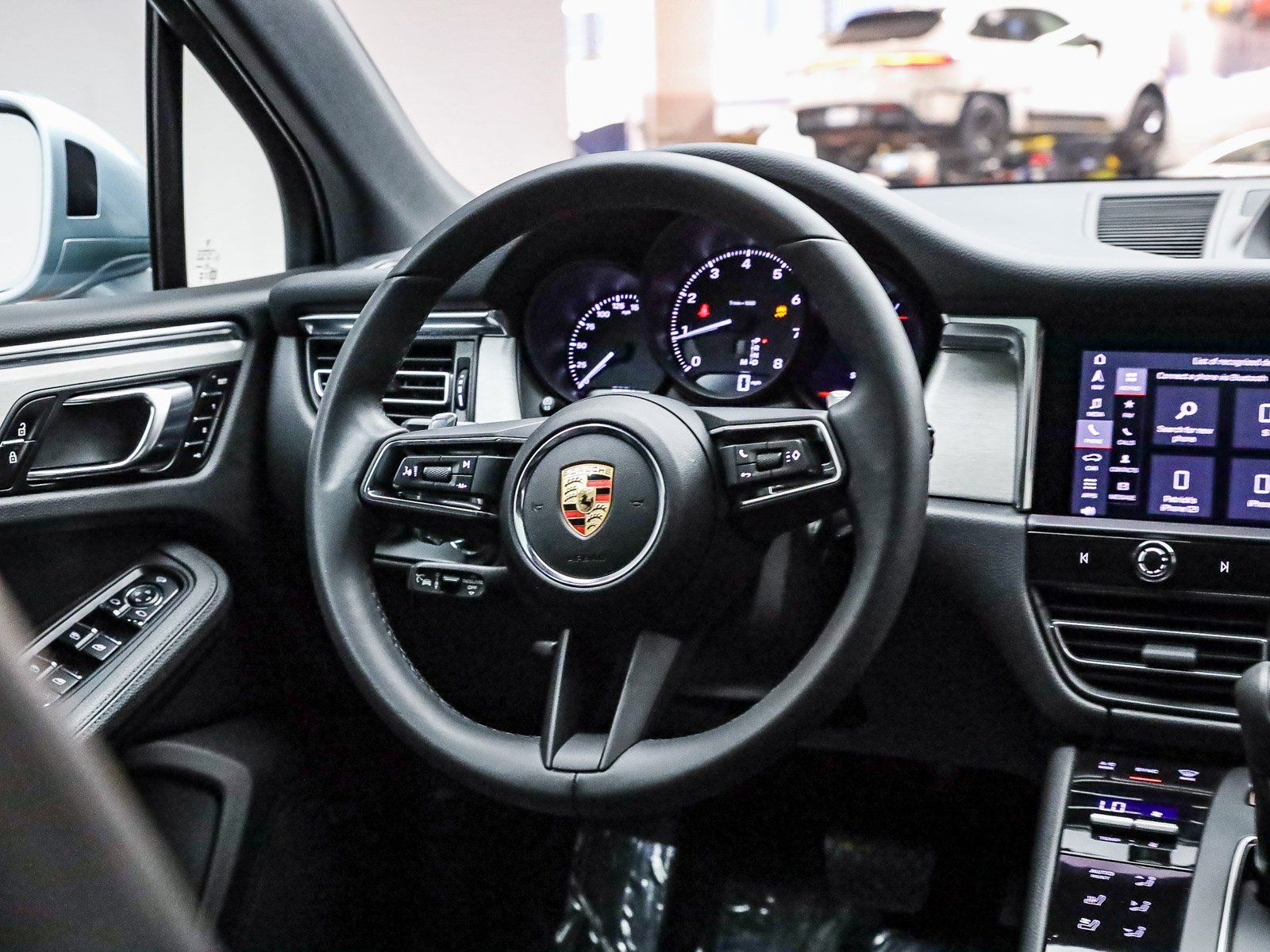 Certified 2025 Porsche Macan image 19