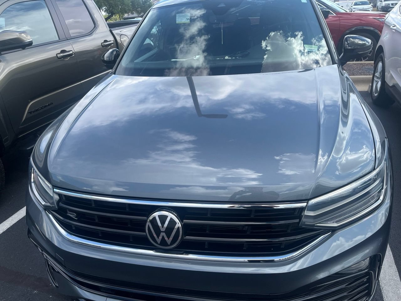 Used 2022 Volkswagen Tiguan SE R-Line FWD image 2