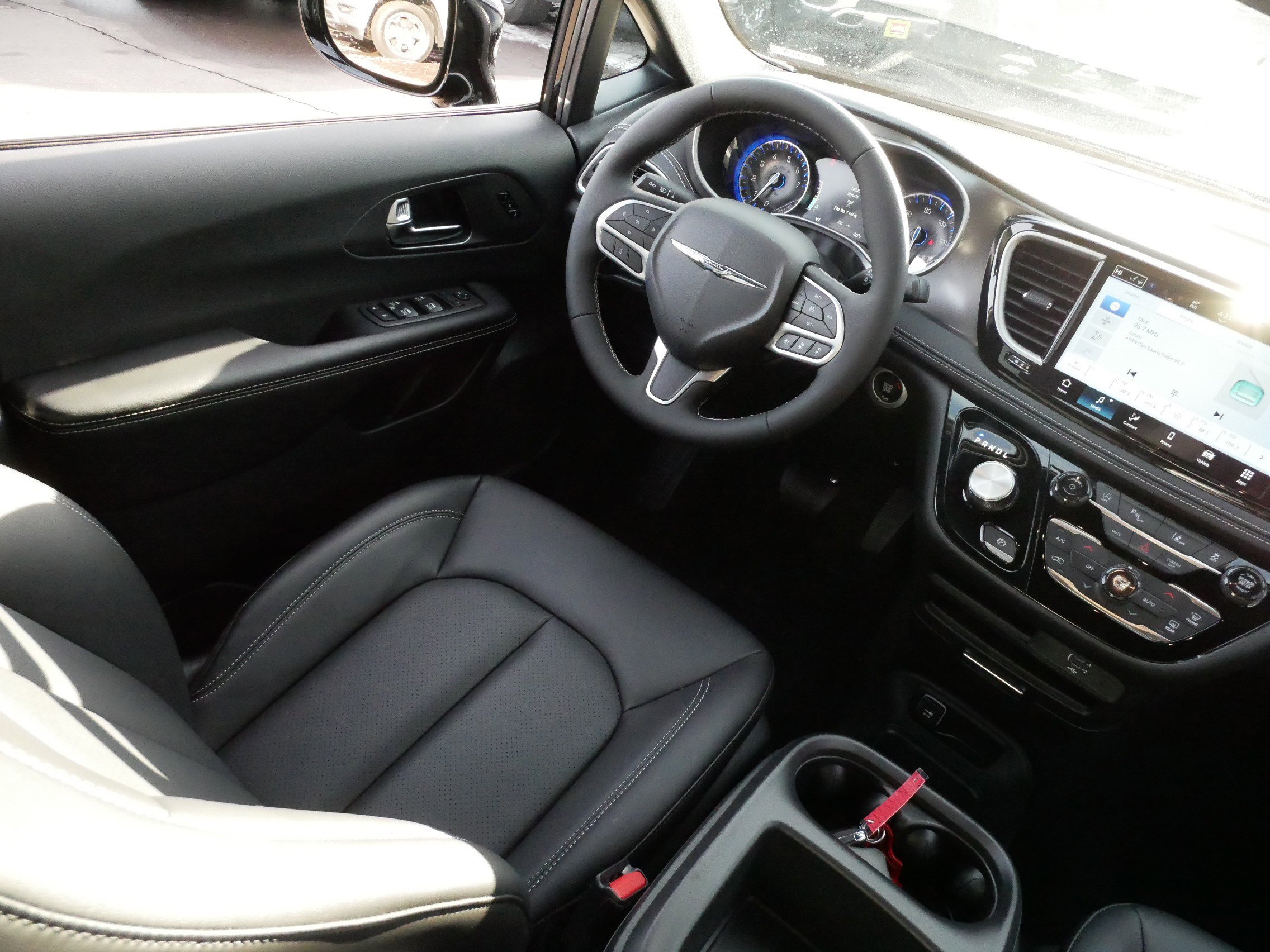 Used 2026 Chrysler Pacifica Select image 9