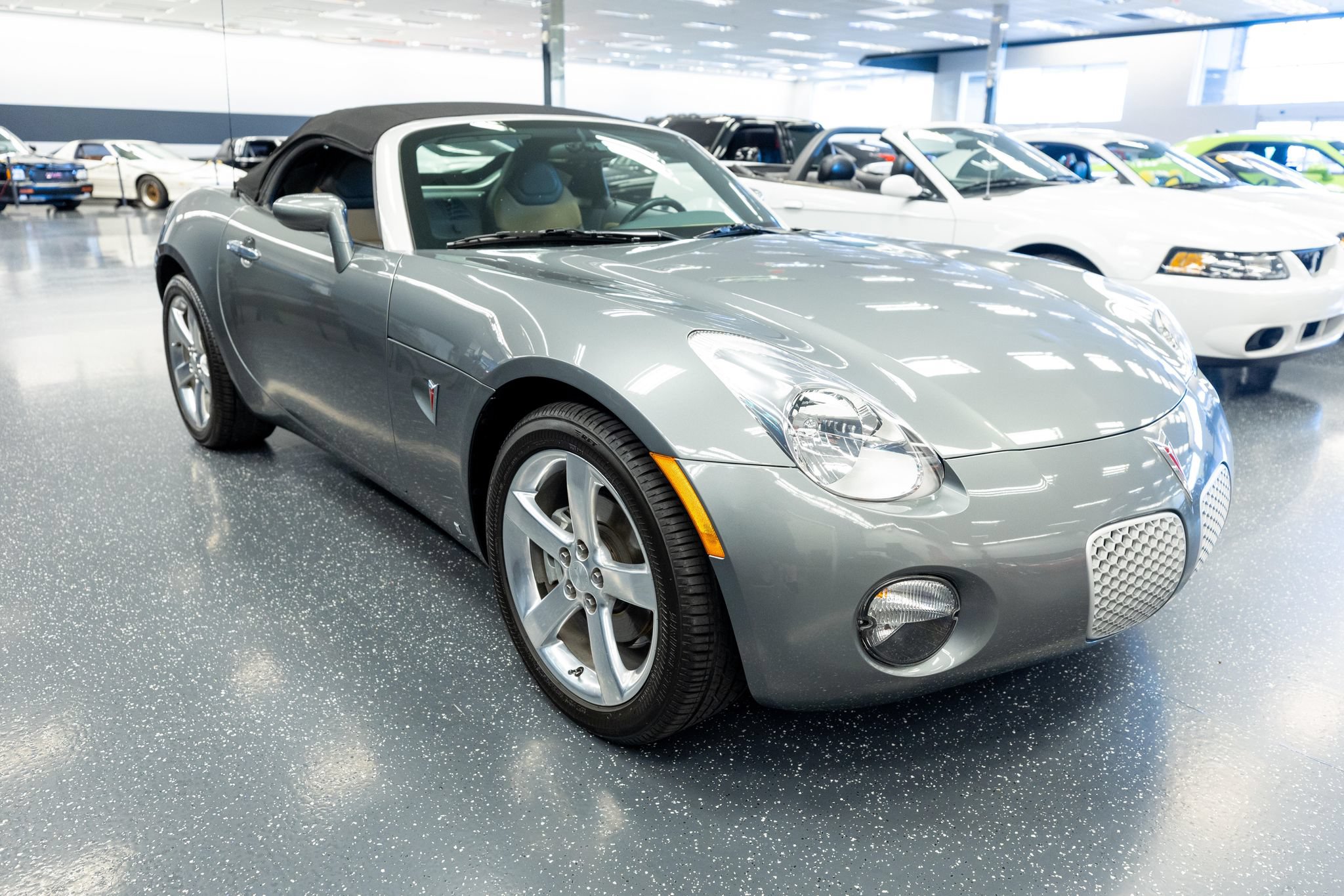 Used 2006 Pontiac Solstice Convertible w/ Premium Package RWD image 3