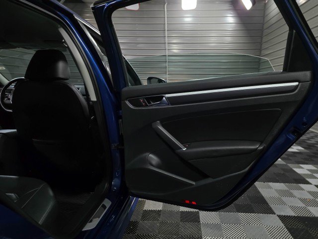 Used 2017 Volkswagen Passat 1.8T R-Line image 33