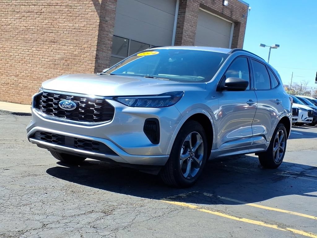 Used 2024 Ford Escape ST-Line w/ Tech Pack #1 AWD/4WD image 3