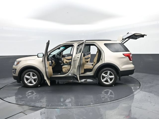 Used 2017 Ford Explorer XLT w/ Equipment Group 202A AWD/4WD image 34