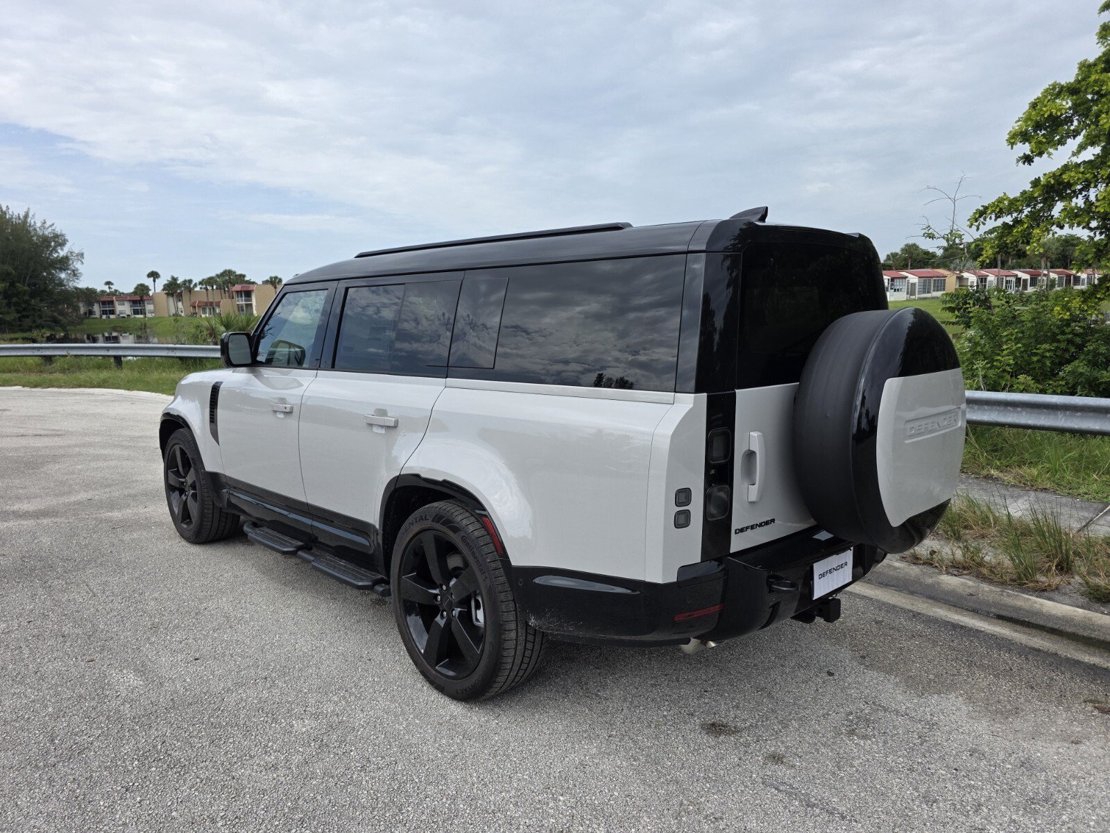 New 2026 Land Rover Defender 130 X-Dynamic SE AWD/4WD image 2