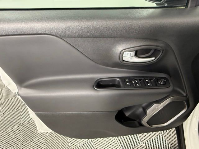 Used 2023 Jeep Renegade Latitude AWD/4WD image 15