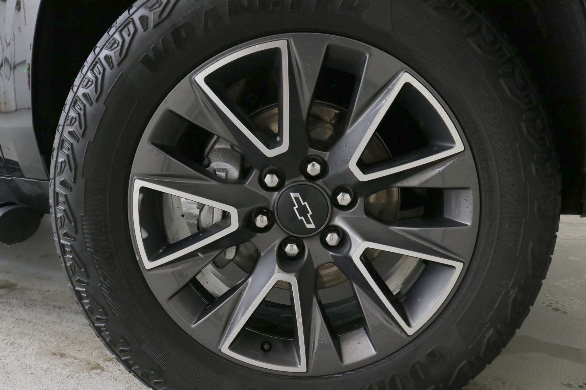 Used 2023 Chevrolet Suburban Z71 w/ Luxury Package image 34