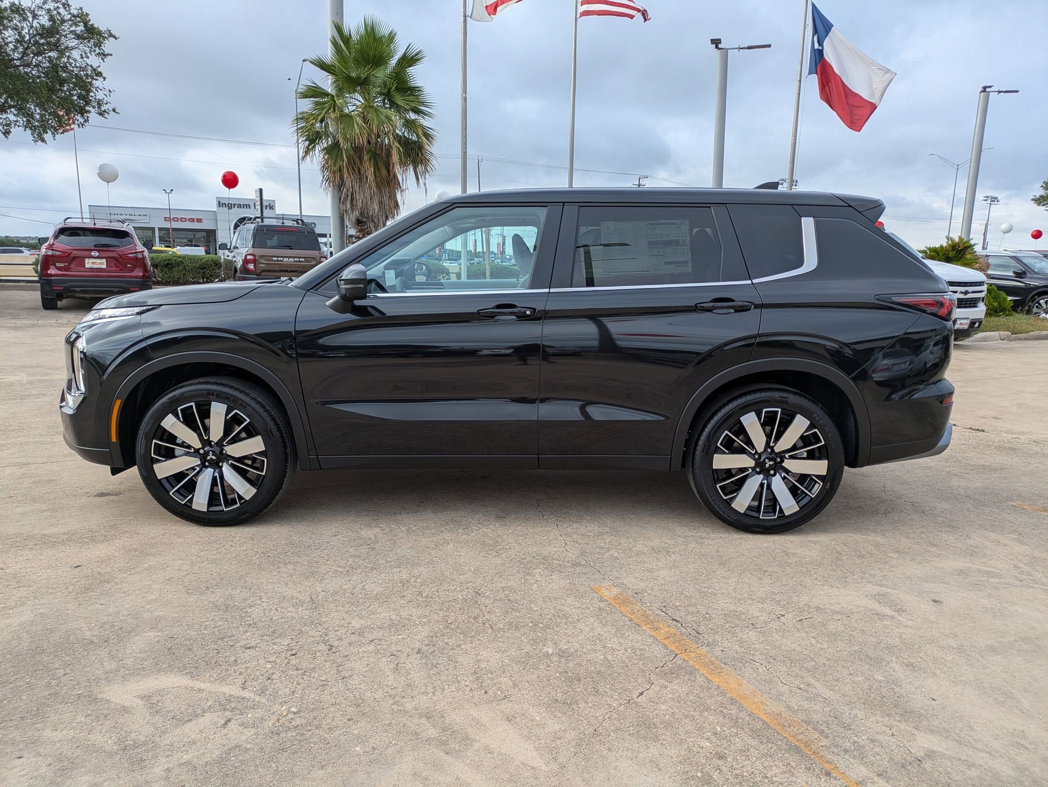 New 2025 Mitsubishi Outlander SE FWD image 2