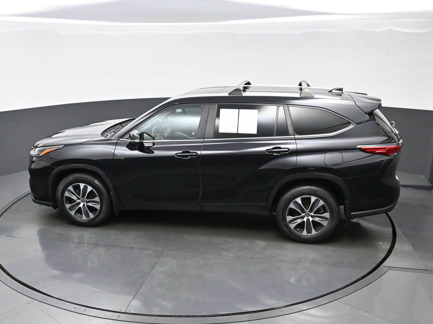 Used 2023 Toyota Highlander XLE AWD/4WD image 37