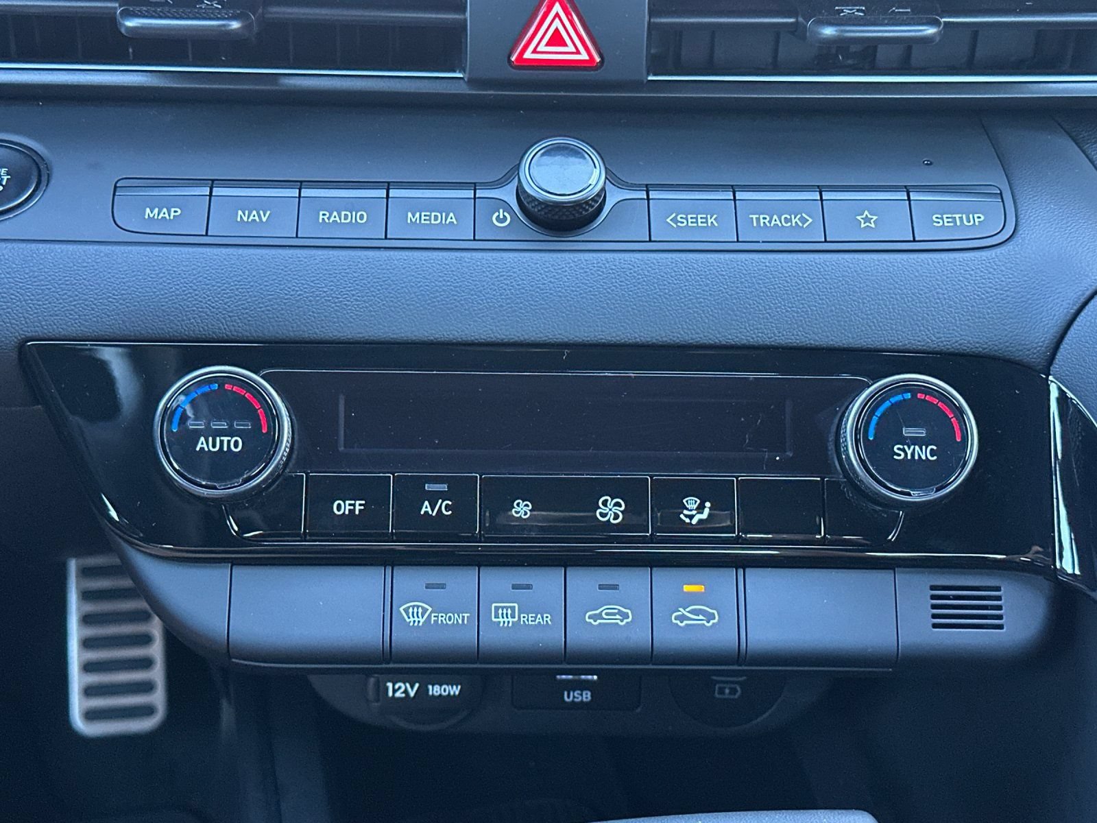 Certified 2025 Hyundai Elantra SEL FWD image 21