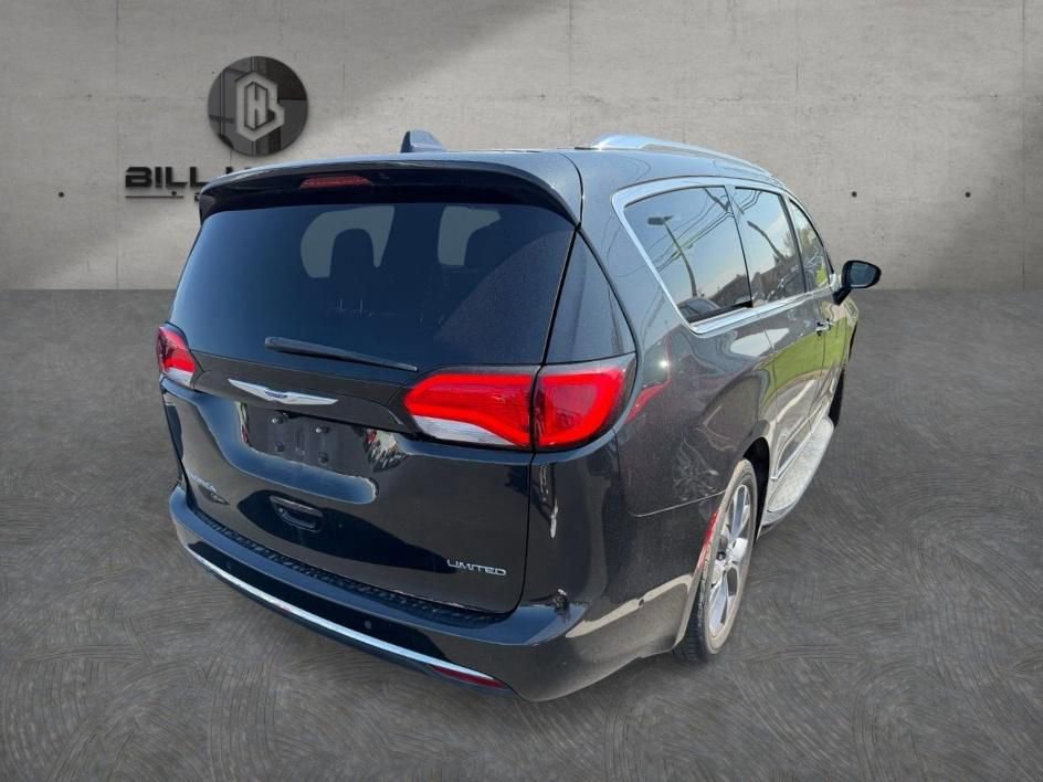 Used 2019 Chrysler Pacifica Limited w/ Tire & Wheel Group FWD image 4