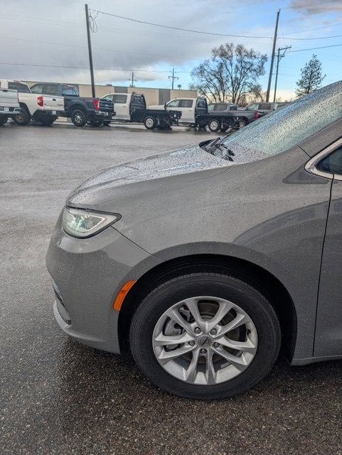 Used 2022 Chrysler Pacifica Touring image 4