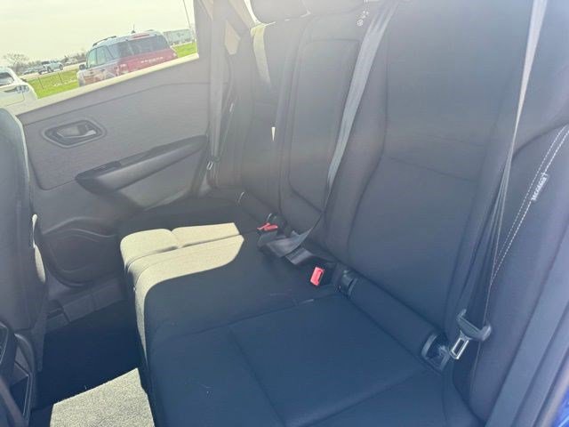 Used 2023 Nissan Rogue S image 25