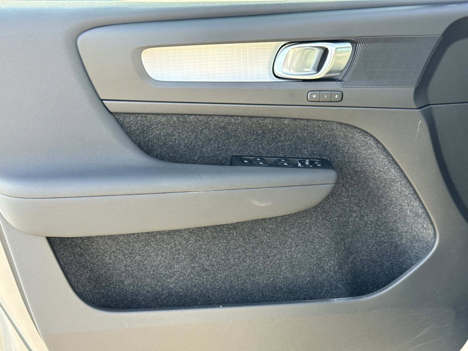 Used 2024 Volvo XC40 B5 Core image 18