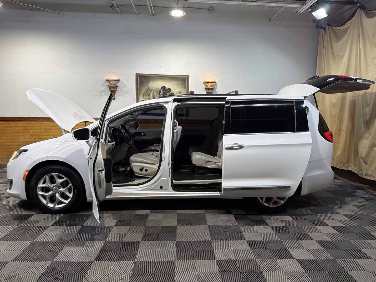 Used 2017 Chrysler Pacifica Touring-L Plus w/ Tire & Wheel Group FWD image 12