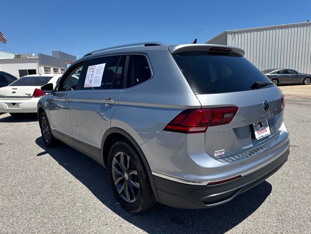Used 2023 Volkswagen Tiguan SE w/ Panoramic Sunroof Package FWD image 5