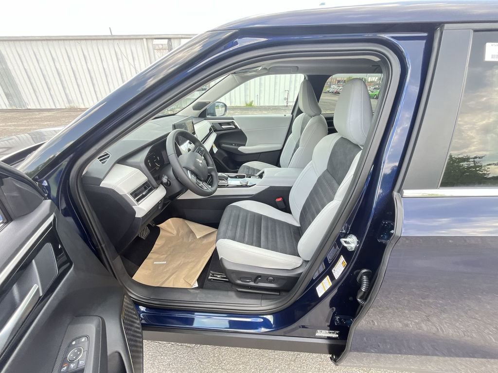 Used 2025 Mitsubishi Outlander SE image 11