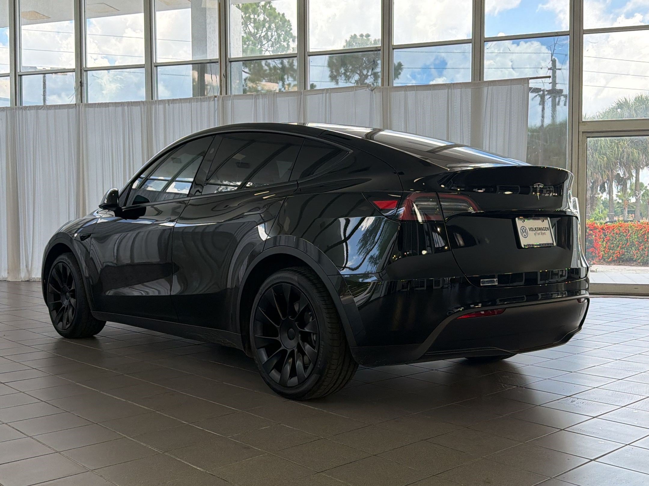 Used 2023 Tesla Model Y 2WD image 3