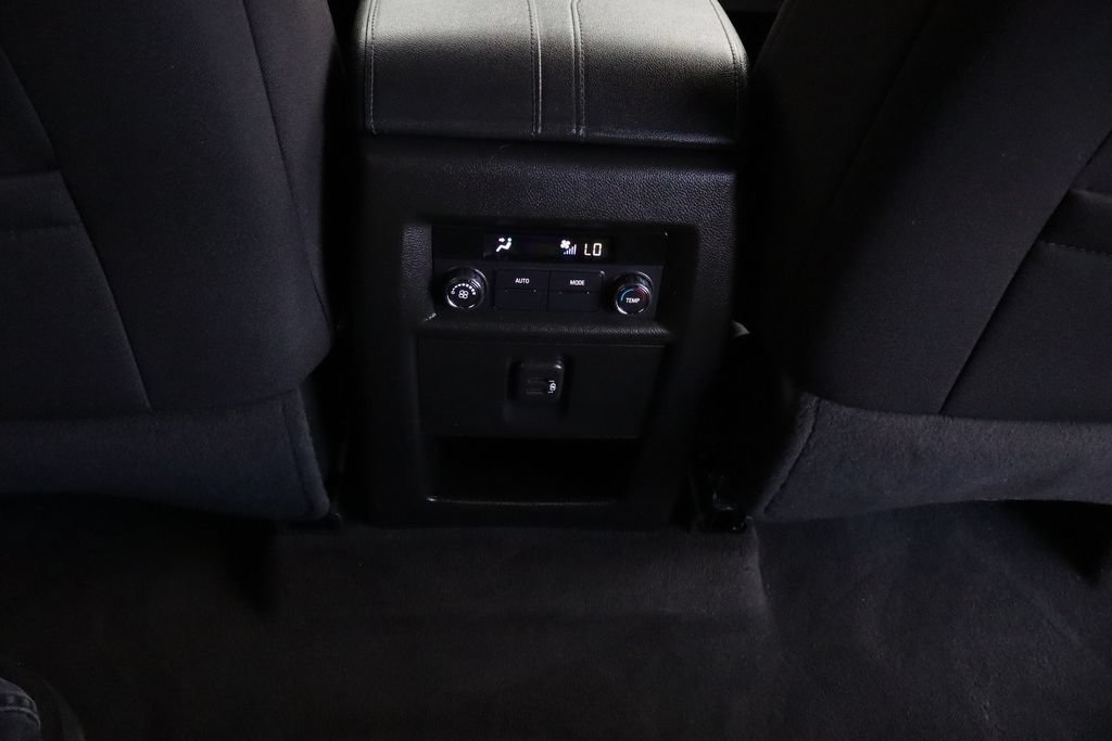 Used 2023 Chevrolet Traverse LT FWD image 33