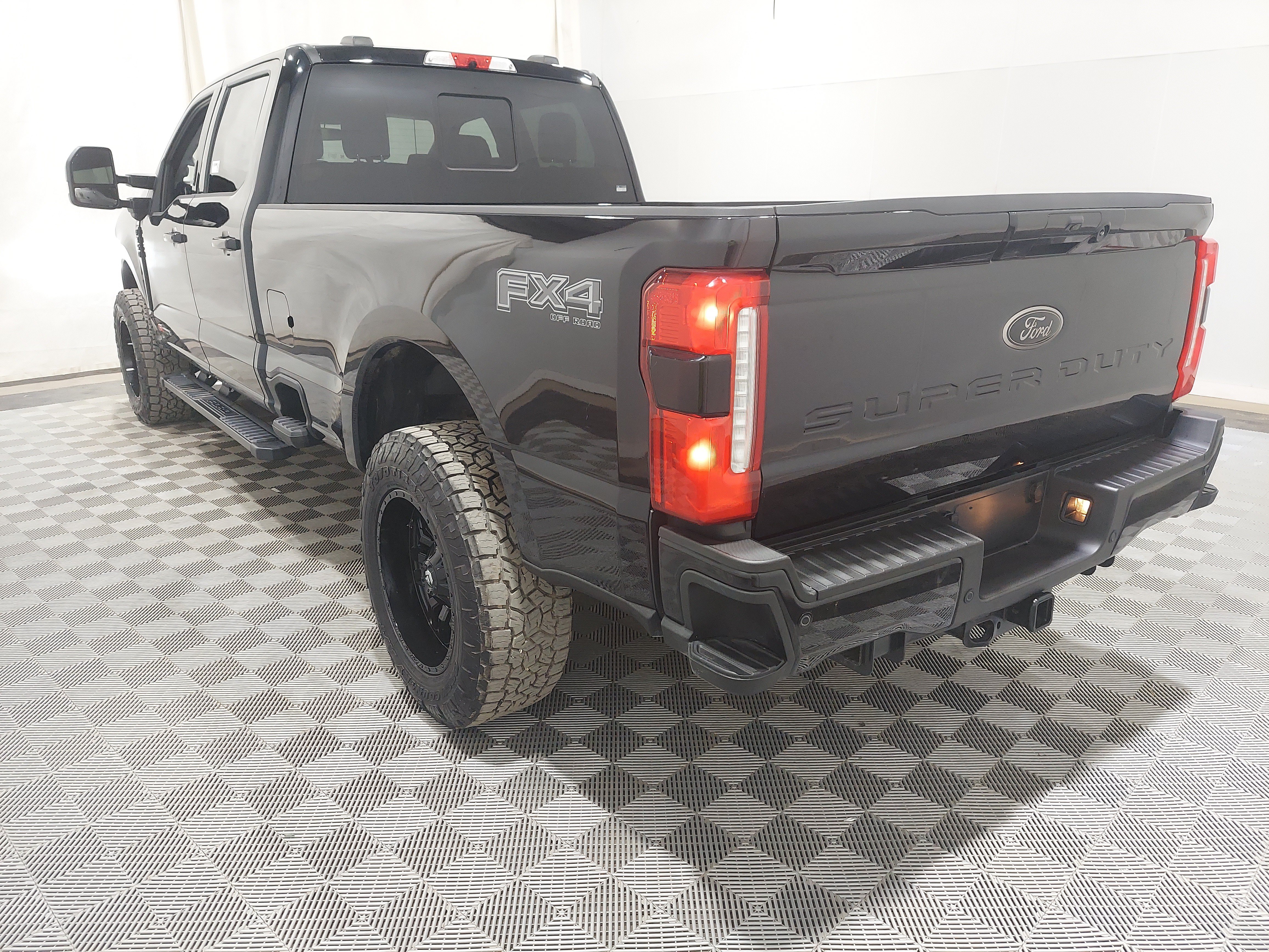 Used 2026 Ford F350 Lariat w/ Black Appearance Package AWD/4WD image 2
