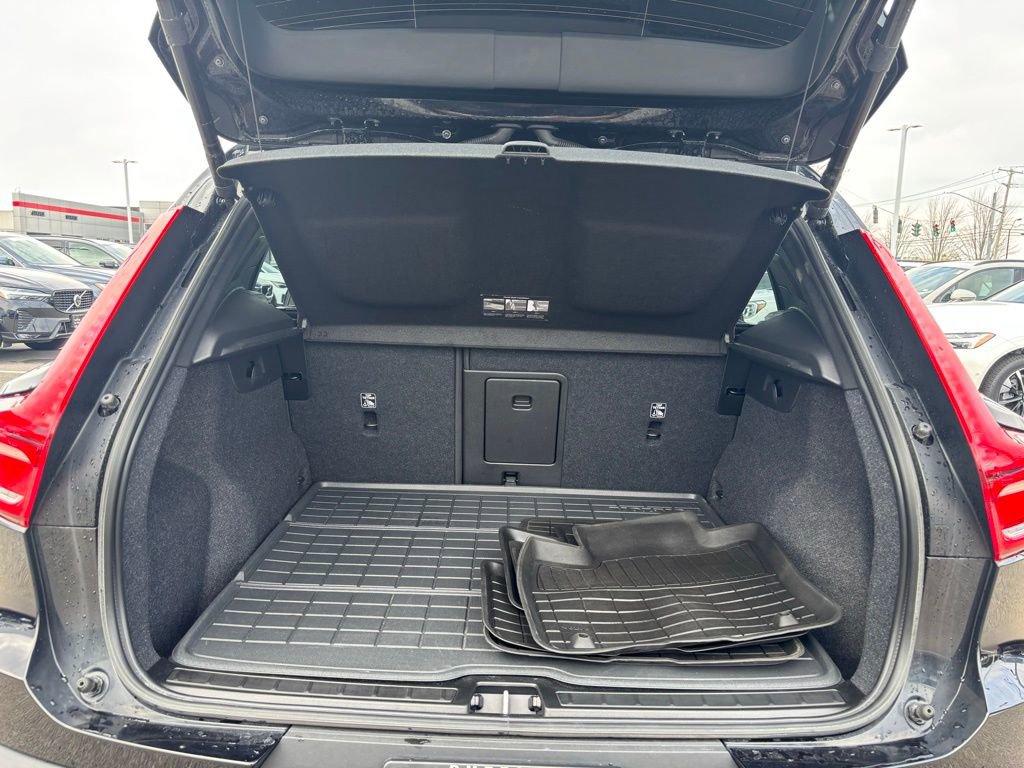 Used 2024 Volvo XC40 B5 Core image 23